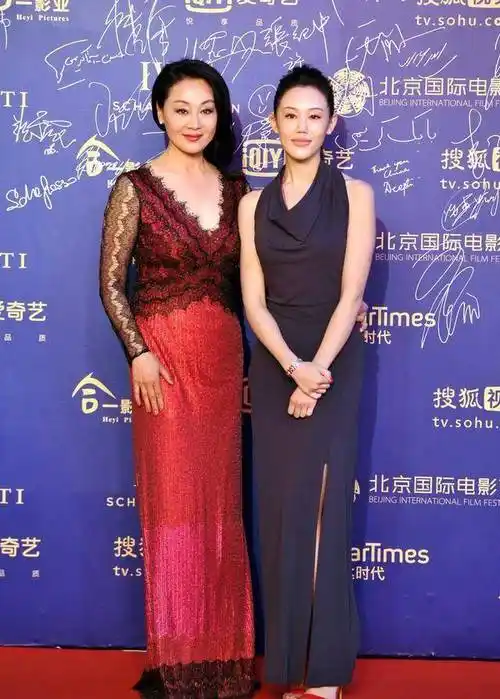 57岁王姬穿时尚红裙与女儿同台,依然时尚犹存,长发造型更显气质_女性