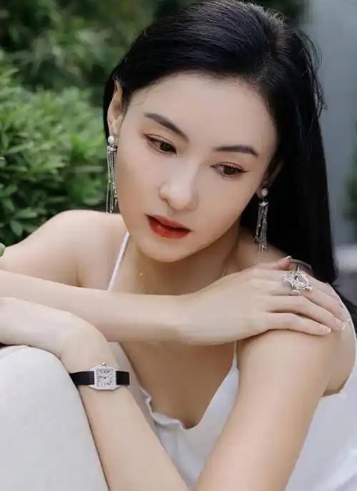 最近,网上有个新闻引发了轰动,说张柏芝,43岁,疑似与她的孩子生父一起