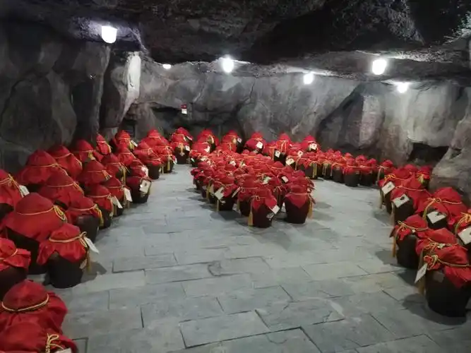 矿坑改造的藏酒窖