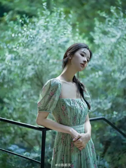 陈都灵最新营业照,身穿绿色碎花连衣裙……__财经头条