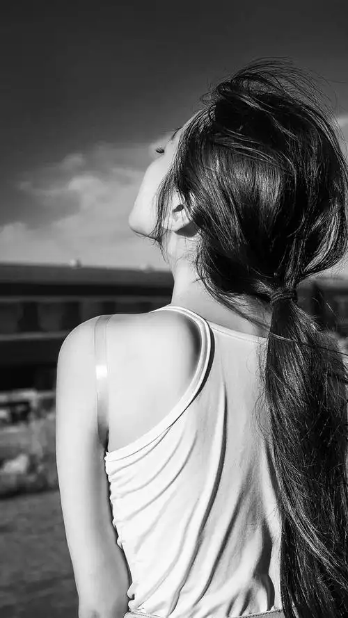 黑白女生背影 锁屏图片