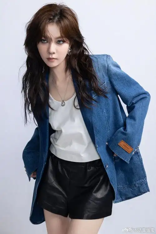 被宋妍霏的哈士奇限定瞳色深深吸引