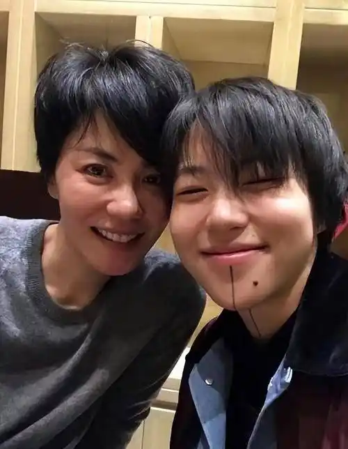 王菲女儿窦靖童纹身寸头,网友:叛逆是遗传的_窦唯_音乐_孩子