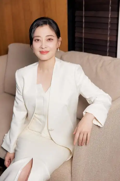 梅婷真的一位非常优秀的演员呢,最近在南京拍自己的新剧老爸去相亲