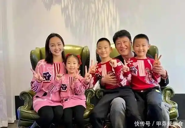 然而这样一个优秀的人曾经却背上了"家暴男"的骂名,被第一任妻子在