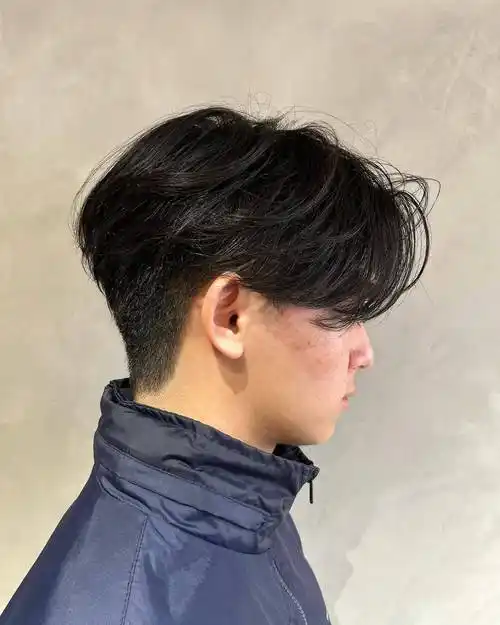 两侧铲短立体后脑勺男发,上面留长梳个分头,尽显男士时尚与帅气_发型