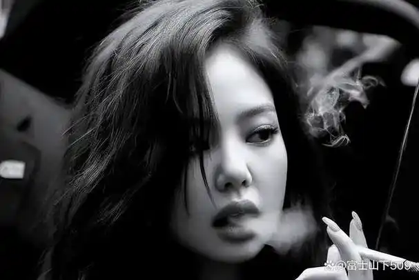 被称为"烟鬼"的8位女明星,全都是老烟民,刘亦菲14岁就抽烟了