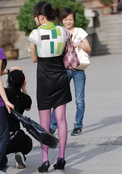 【引用】【街拍客些列】白领mm紫色丝袜和高跟鞋[13p]