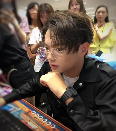 许凯模特时期旧照被扒?原生图下的脸"现原形",网友:不敢相信