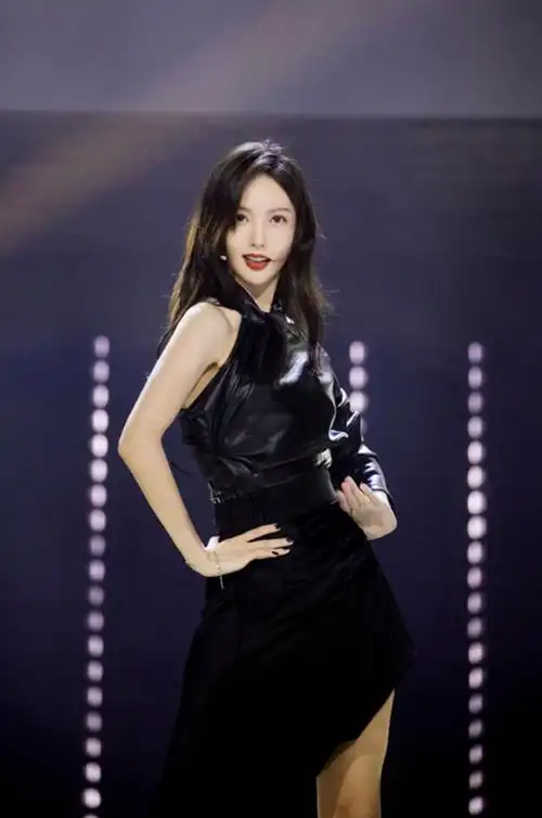 乘风破浪的姐姐首期开播金晨舞台首秀获十分肯定