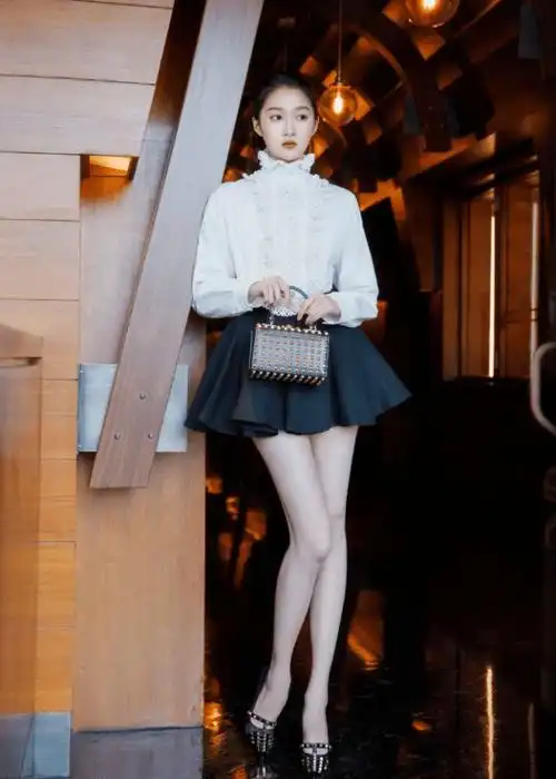 关晓彤腿长太逆天穿例假裤好像开了特效谁能不喜欢