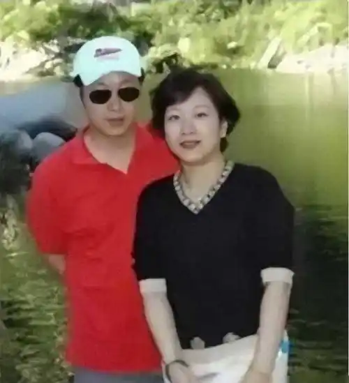 罗京去世15年,妻子曾哭到晕厥,儿子国外留学已就业