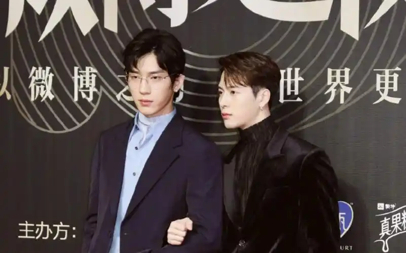 王嘉尔微博之夜王嘉尔挽着井柏然走红毯二人还有个新的组合名