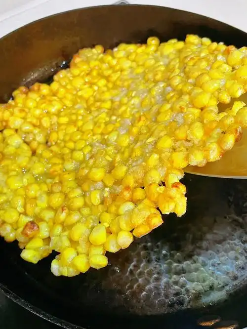 黄金玉米烙  #我的美食日记[拔草r]水果玉米切成三截,竖着用刀切先ゥ