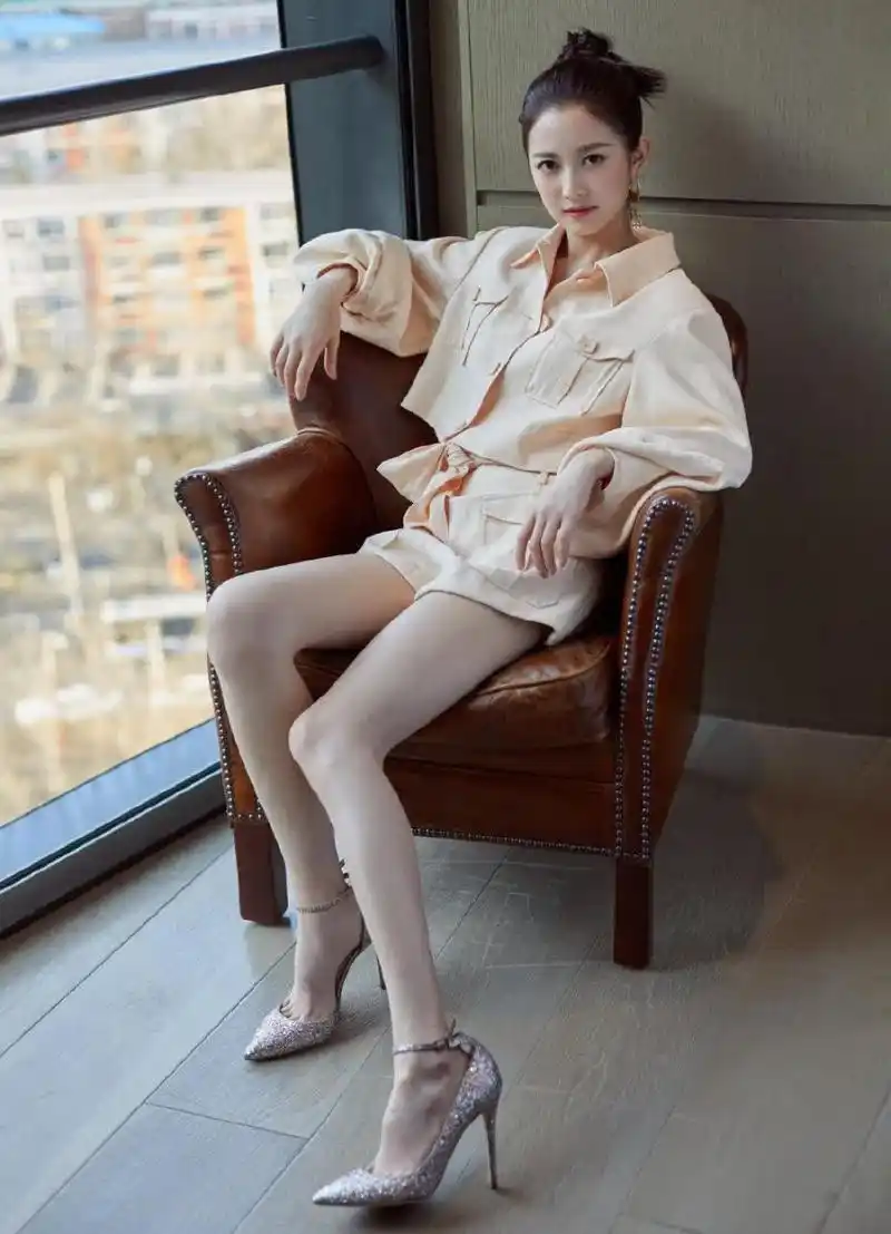 陈钰琪的高跟鞋,衬托出她的双足,如同花瓣般娇嫩.