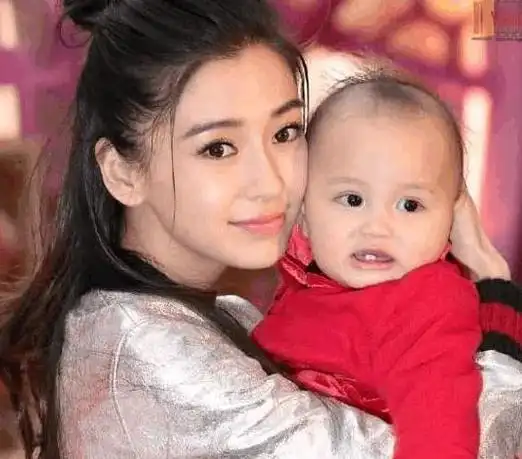 婚后两年里,除了杨颖的事业越来越好以外,两人还有了爱情的结晶,名字