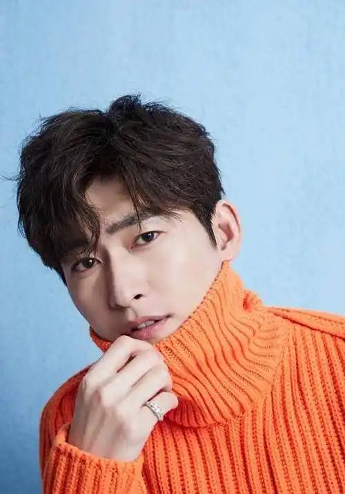 原创张翰现身节目留一款偏分的发型戴上黑框眼镜斯文帅气