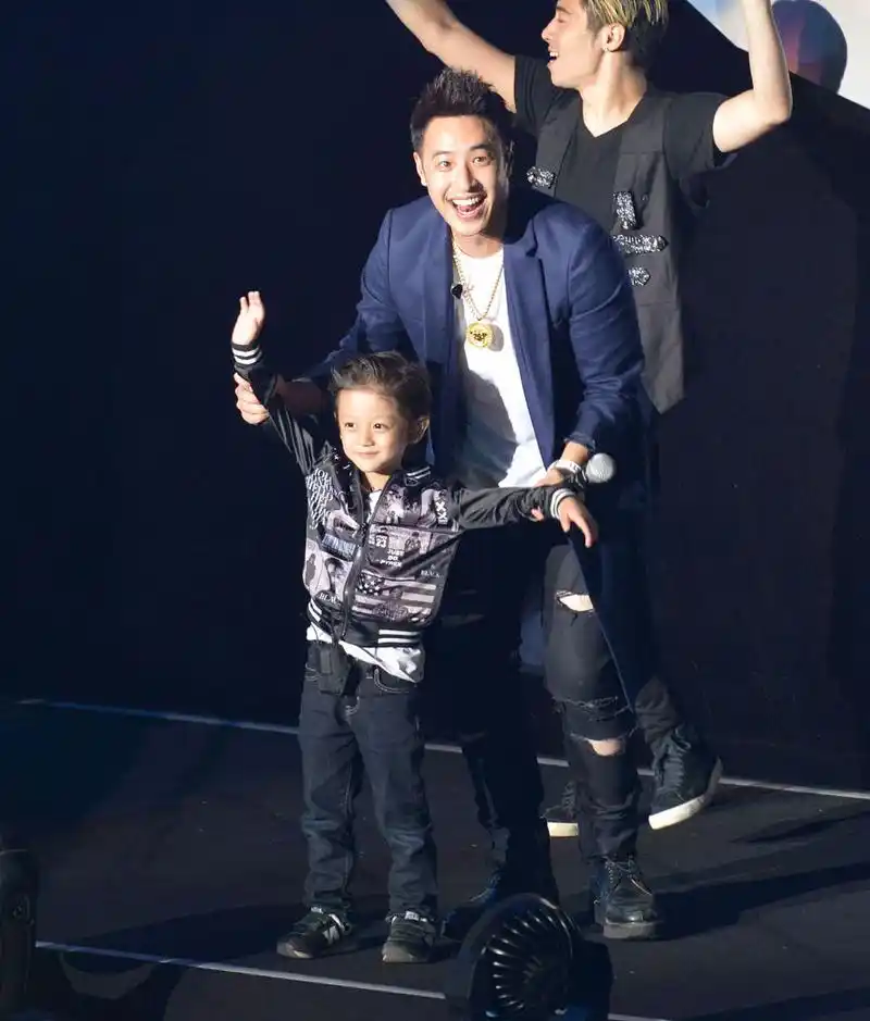 庾澄庆现身儿子哈利直播间# 庾澄庆是一位备受瞩目的音乐人,他的音乐