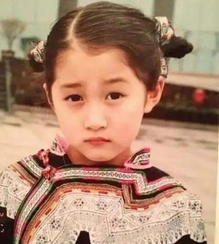 原创关晓彤蜡像充钱了天鹅颈牛奶肤本人直呼比我精致