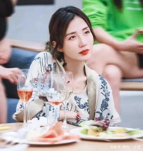 高晓松前女友晒近照,40岁扎马尾辫装可爱撞脸陈好,至今未嫁