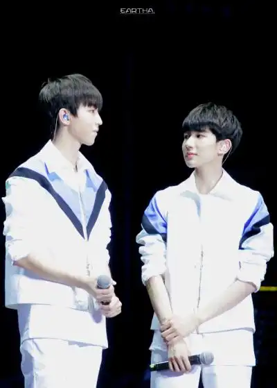 王源王俊凯合照