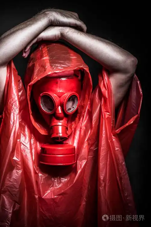 红色的气面具的男人
