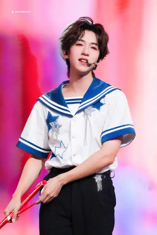 贺峻霖看到娶我灯牌的反应##时代少年团叁重楼暨出道四周年演唱会