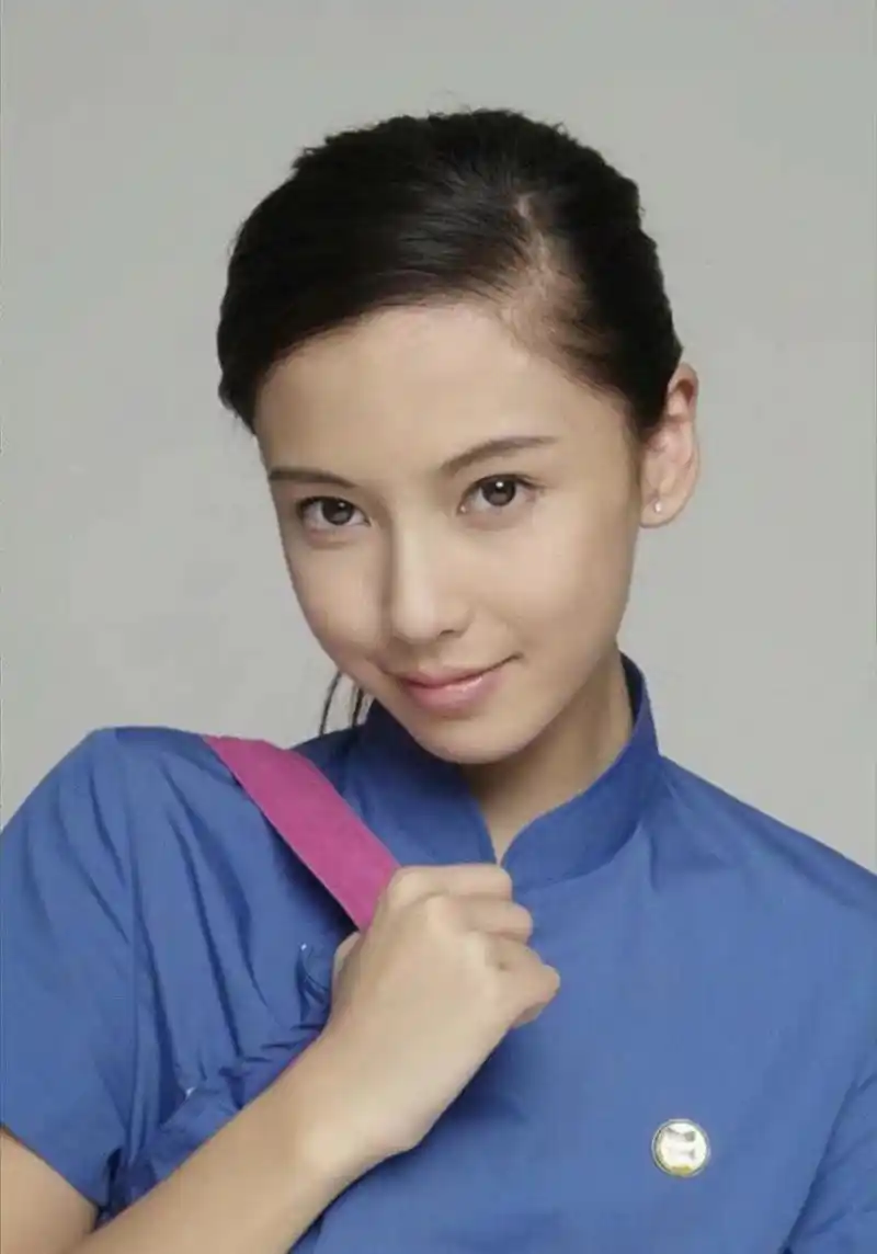 angelababy杨颖早期素颜学生照,素颜脸也还是能打,只是没有化了妆精致