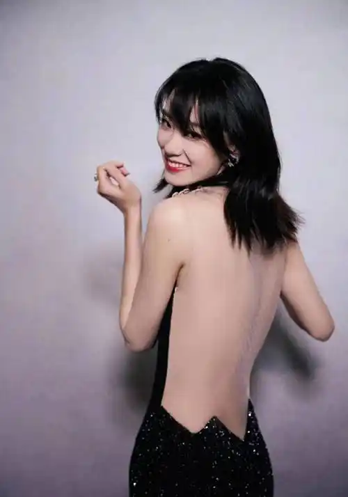 被张小斐美到了,穿抹身材亮片裙再现"馋人"身材,又不失优雅气质_造型