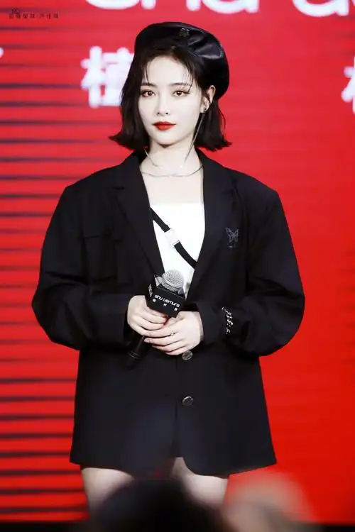 许佳琪今日线下活动饭拍纯黑色的搭配也好酷