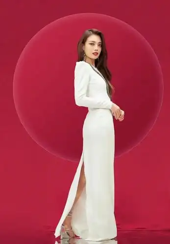 容祖儿这一身白色连衣裙选的不好显矮