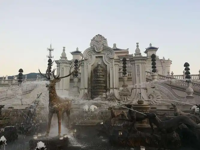 最后不得不提大水法,目前北京圆明园遗址中仅存的一点东西,被修复后