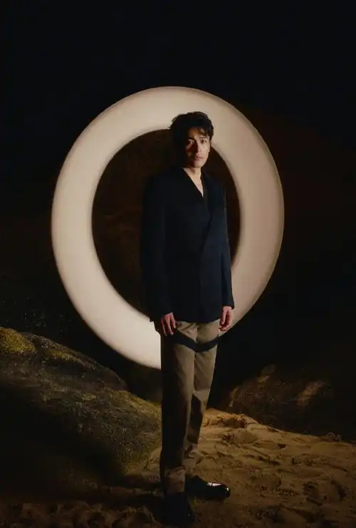 孙艺洲暗夜海滨大片##孙艺洲深v黑西装