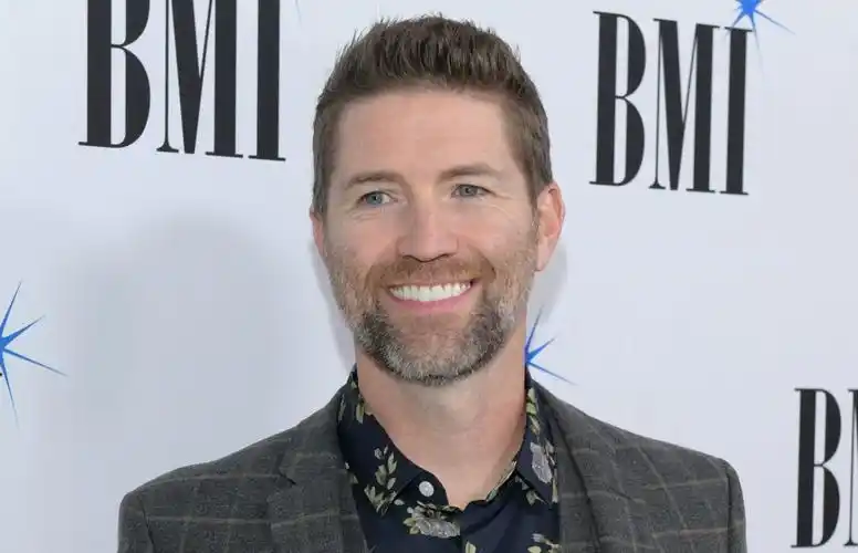 josh turner talks hunting in the holiday season, dishes on