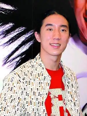 房祖名自封逊版戴佩妮 嫌老爸服装不年轻(图)