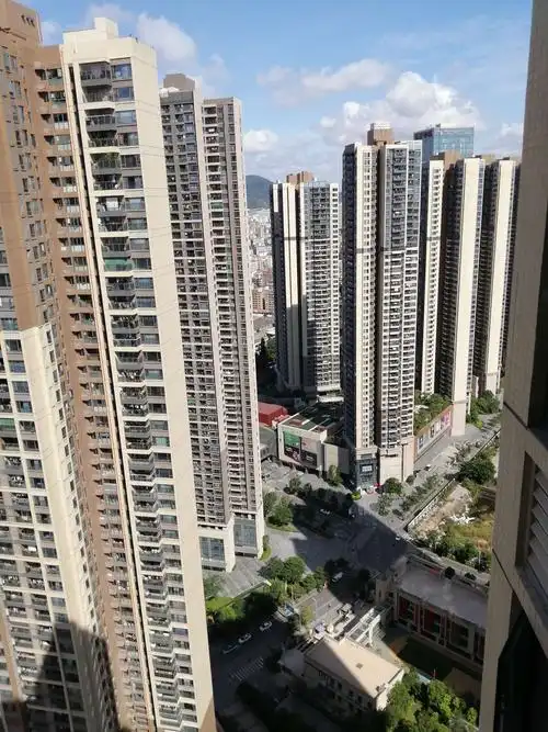 壹城中心是深圳市的一个超大型小区,包括十个区,全部建成后,能容纳二