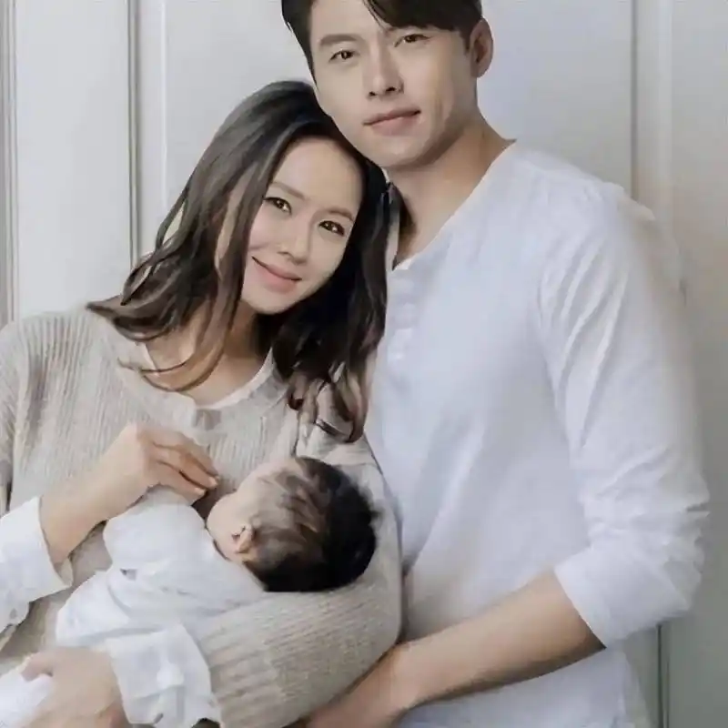 玄彬,孙艺珍透出儿子小手照片,网友们纷纷留言:好可爱