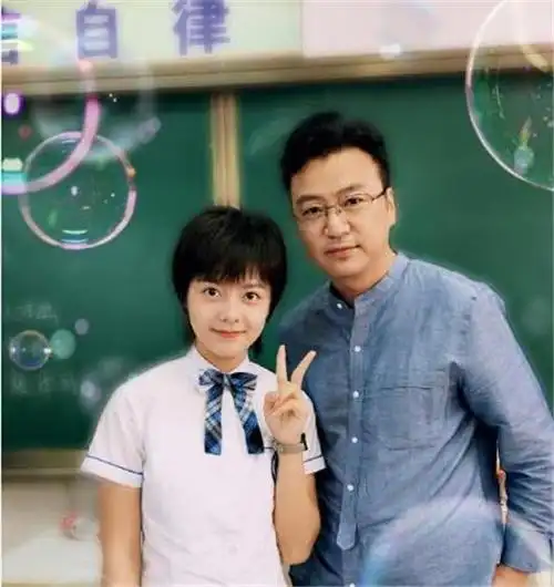 少年派:唐老师曝出闫妮年轻时的照片,旁边这位帅哥竟然是他!