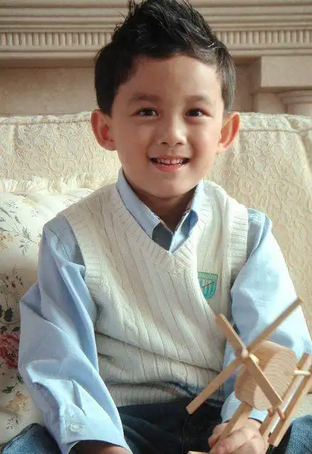 三石弟弟吴磊童年照,眉清目秀大眼睛招风耳,活脱脱一个小帅哥