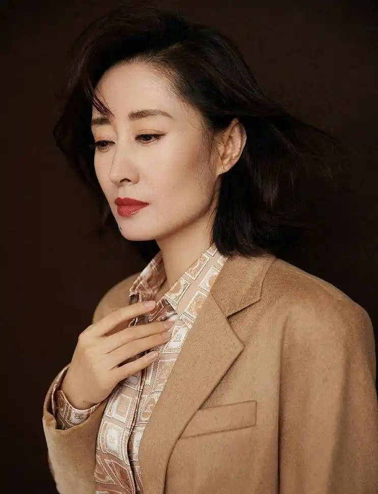 刘敏涛咖色西装套装复古优雅 戴小鹿头饰可爱满分