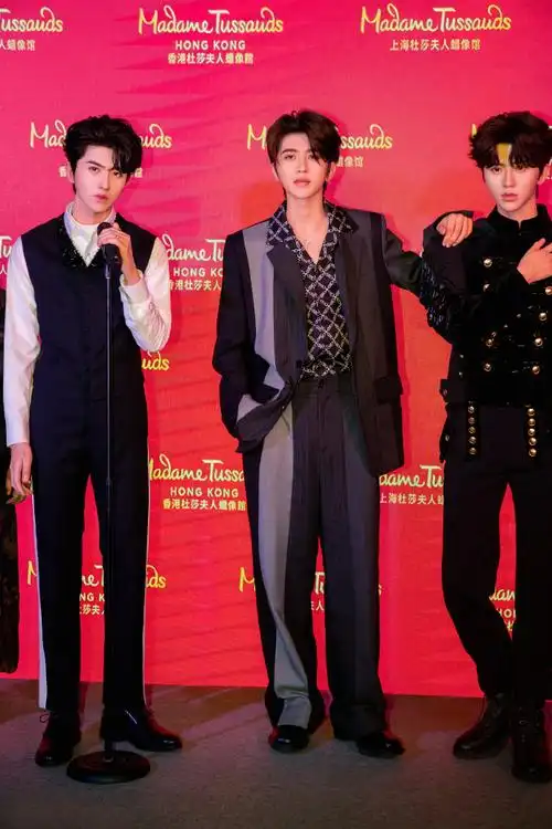 蔡徐坤双蜡像揭幕##杜莎现场有三个蔡徐坤