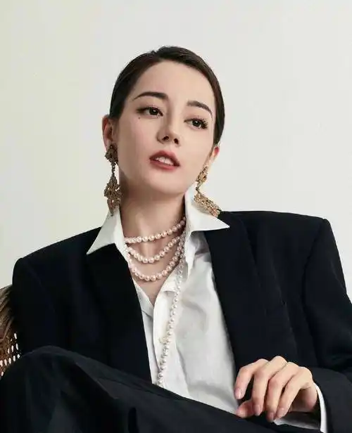 迪丽热巴三十岁写真我留真心向明月黑白留待后人说三十而立