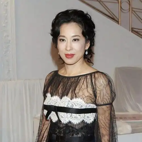 朱玲玲:离婚不要霍震霆财产,两嫁百亿豪门,比梁安琪聪明百倍