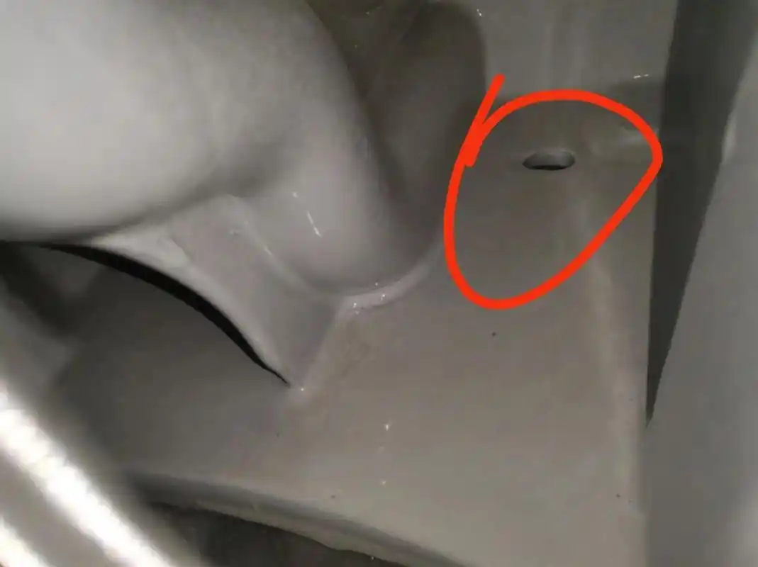 马桶后面有两个小洞的一定要用玻璃胶封住! 关注厕所防臭细节