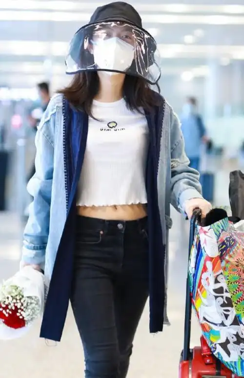 赵今麦穿紧身裤现身机场,生图下无意暴露真实腿围:确定17岁?