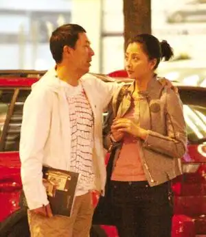 殷桃被爆已结婚与富豪老公曾当街打情骂俏图4