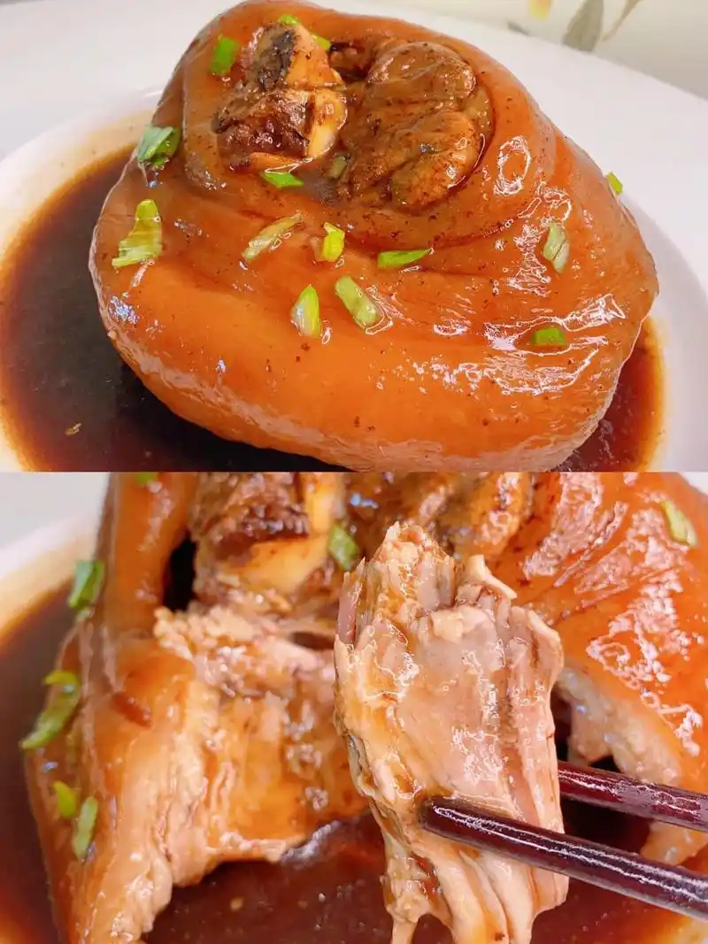 肘子去毛:肘子在烧热的干锅上蹭一圈,用刀刮去毛 2.清水加