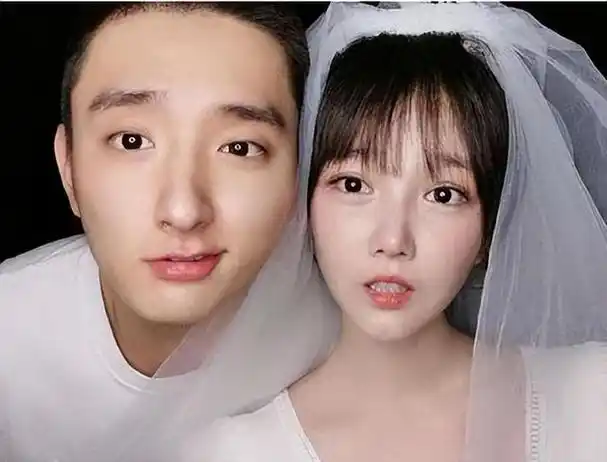 当于小彤看到陈小纭的歌单里还留有前男友的名字时,他感到非常生气.