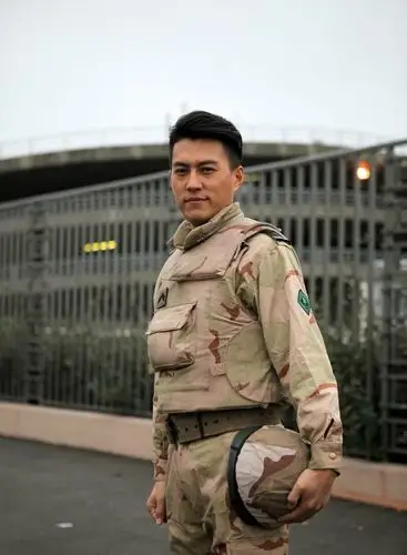 靳东在《温州一家人》里的各种军装照,这么帅真的会没朋友的