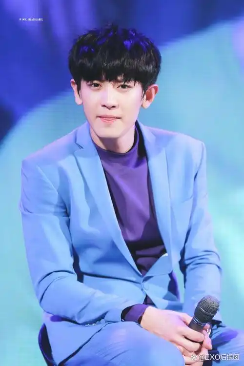 朴灿烈穿蓝色西装尽显优雅个性,剪裁得体勾勒挺拔身姿